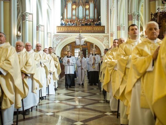 Msza Święta z udziałem kapłanów z całej diecezji połączona z poświęceniem Olejów (zdjęcia)
