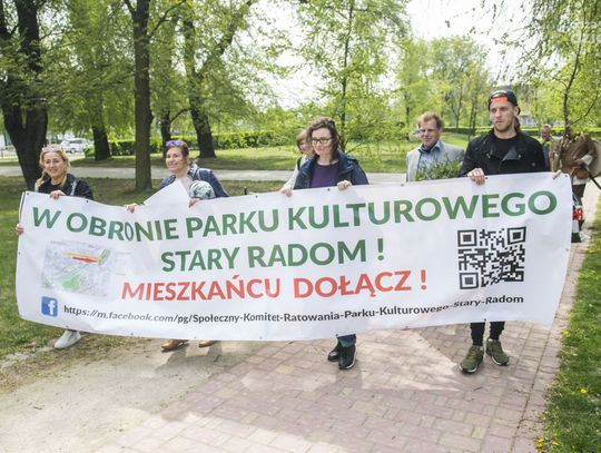 Społeczny Komitet Ratowania Parku Kulturowego Stary Radom zasadził drzewo w Starym Ogrodzie (zdjęcia)