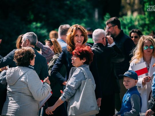 Najdłuższa flaga w historii miasta z okazji obchodów Dnia Flagi Rzeczypospolitej Polskiej (zdjęcia)