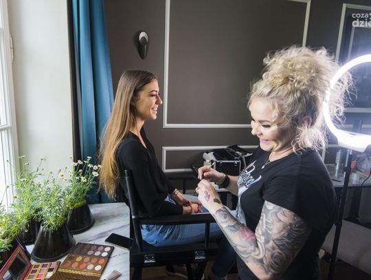 Backstage sesji fotograficznej Miss Polonia Ziemia Radomska w Pałacu Mała Wieś (zdjęcia)