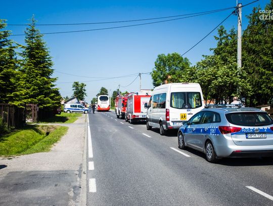 Autokar z dziećmi zderzył się z osobówką (zdjęcia)