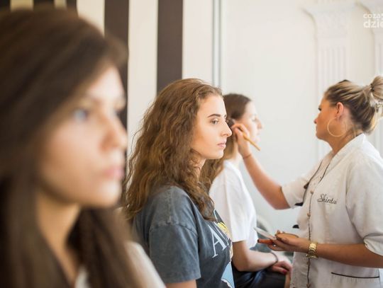 Backstage sesji zdjęciowej Miss Polonia Ziemi Radomskiej w Pałacu Domaniowskim (zdjęcia)