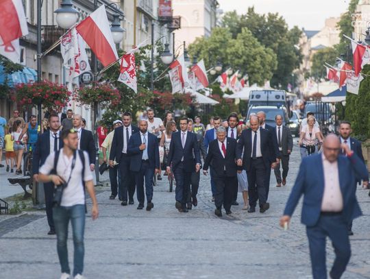 Mateusz Morawiecki złożył kwiaty pod pomnikiem Lecha i Marii Kaczyńskich (zdjęcia)