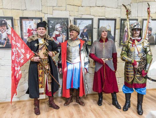 Portrety z historią w tle – otwarcie wystawy fotografii Beaty Jawor-Makowskiej (zdjęcia)