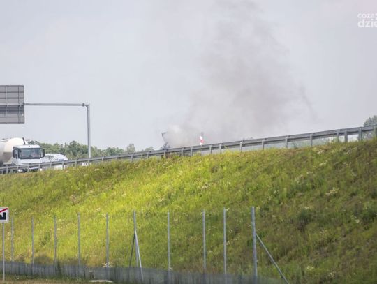 Pożar samochodu na trasie S7 na wysokości Mleczkowa (zdjęcia)
