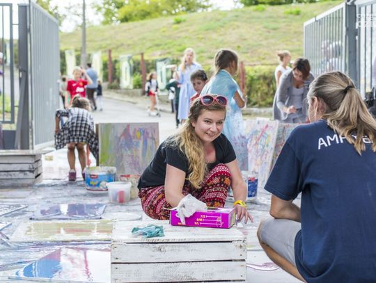 Fosa pełna kultury. Chlapidła – rodzinny warsztat action painting z Marią Kosińską (zdjęcia)