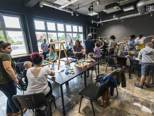 Fosa pełna kultury. Rzeźba kinetyczna, czyli mobile – rodzinny warsztat z Olgą Grabiwodą (zdjęcia)