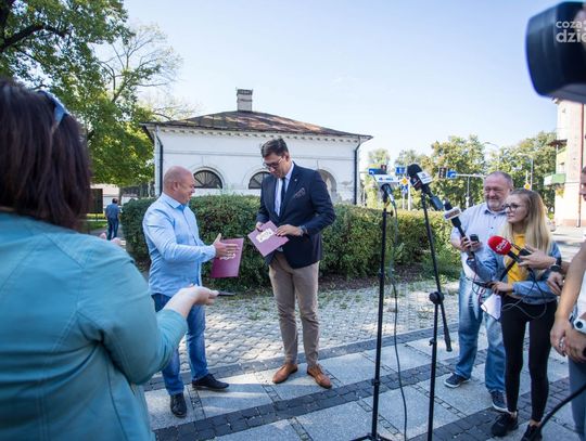 Przekazanie kluczy do Rogatki na czas remontu (zdjęcia) Przekazanie kluczy do Rogatki na czas remontu (zdjęcia)
