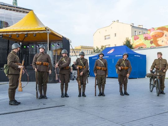 „Wojenne klisze” - widowisko plenerowe na fontannach (zdjęcia) „Wojenne klisze” - widowisko plenerowe na fontannach (zdjęcia)