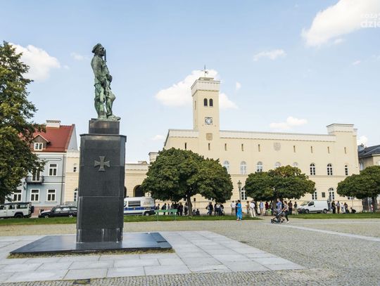 Odsłonięcie tablicy poświęconej Marii Kelles-Krauz na budynku Ratusza (zdjęcia)