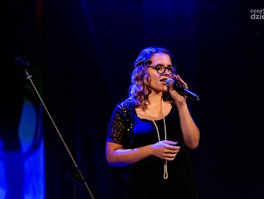 „Evergreens...” - standardy międzywojnia w wykonaniu zespołu „Amarant” i Grupy Wokalnej „Resursa” oraz „Indianin z Radomia” - spektakl Teatru „Resursa” (zdjęcia)