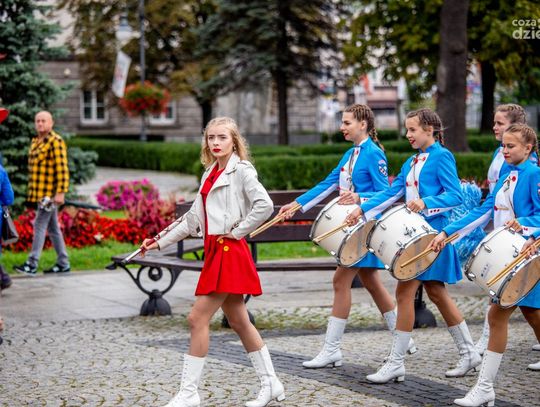 „Prosto z Ameryki...” - parada dawnych aut i orkiestr dętych (zdjęcia)