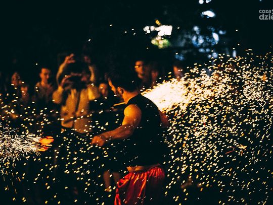 Uliczka Tradycji - „Pali się!” - teatru ognia w wykonaniu grupy „Locomotora” z Krakowa (zdjęcia)