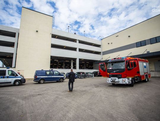 Motocyklista wypadł z ostatniego piętra parkingu (zdjęcia)