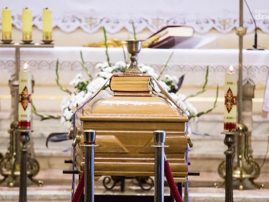 Wystawienie trumny z ciałem o. Huberta Czumy w kościele św. Trójcy (zdjęcia)