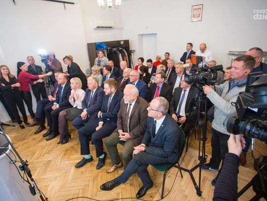 Nowe karetki dla mazowieckich zespołów ratownictwa medycznego (zdjęcia)