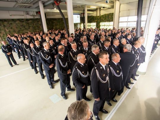 Mateusz Morawiecki wręcza potwierdzenia otrzymania dotacji dla OSP (zdjęcia)