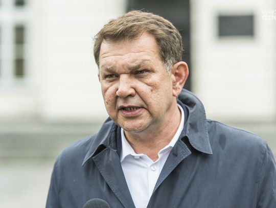 Radny PiS nagrany podczas zrywania materiałów wyborczych Andrzeja Oziębło (zdjęcia)