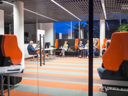 Spotkanie autorskie z Grzegorzem Rzeczkowskim i jego książką „Obcym alfabetem”. (zdjęcia)