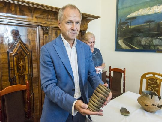 Przekazanie obiektów archeologicznych do muzeum Malczewskiego (zdjęcia) Przekazanie obiektów archeologicznych do muzeum Malczewskiego (zdjęcia)