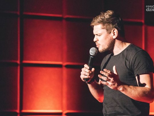 Stand-up Adam Van Bendler "Światło w tunelu" w G2 (zdjęcia)