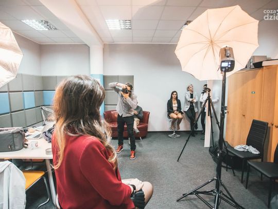 Backstage firmowej sesji zdjęciowej (zdjęcia)