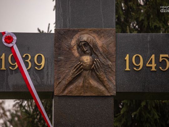 Odsłonięcie pomnika upamiętniającego Policjantów II RP przed KWP (zdjęcia)