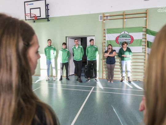 Mikołajki z piłkarzami Radomiaka w PSP nr 14 (zdjęcia)