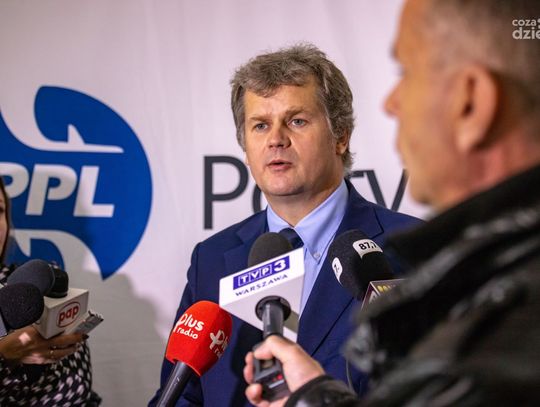 Lotnisko - układanie podbudowy betonowej pasa startowego (zdjęcia)