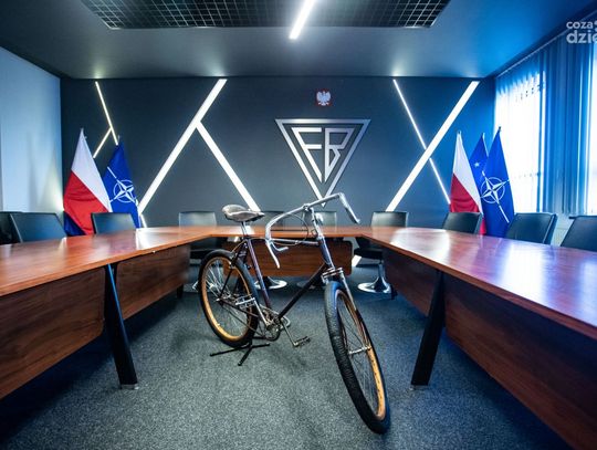Prezentacja zabytkowego roweru "Łucznik" w Fabryce Broni (zdjęcia)