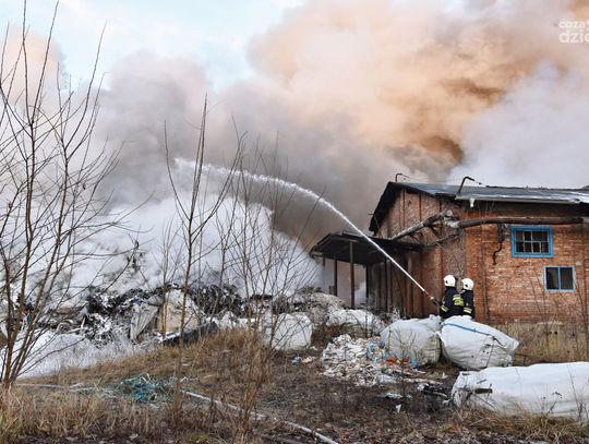 Pożar odpadów tworzyw sztucznych w Pionkach (zdjęcia)