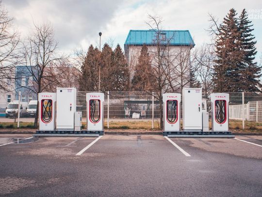 Tesla Supercharger pod E.Leclerc (zdjęcia)