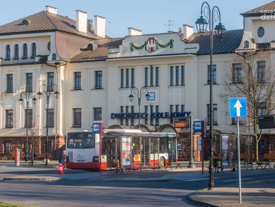 Montaż wyświetlaczy na dworcu PKP i budowa bocznicy do przyszłej serwisowni pociągów (zdjęcia)
