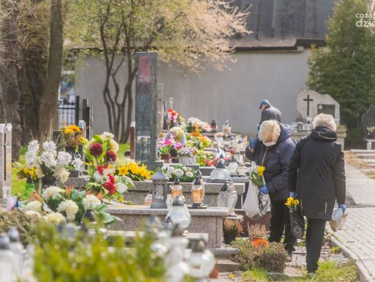 Wielki piątek na radomskich cmentarzach (zdjęcia)