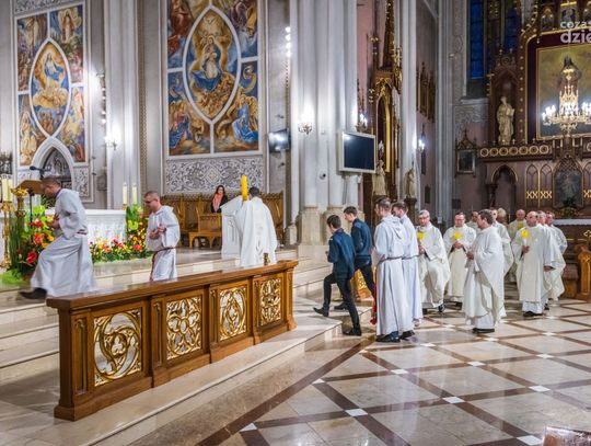 Liturgia Wigilii Paschalnej w radomskiej katedrze (zdjęcia)