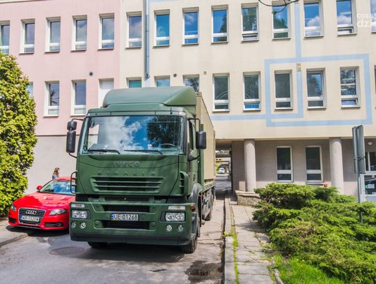 Transport środków ochrony osobistej z agencji rezerw materiałowych do szpitala (zdjęcia)