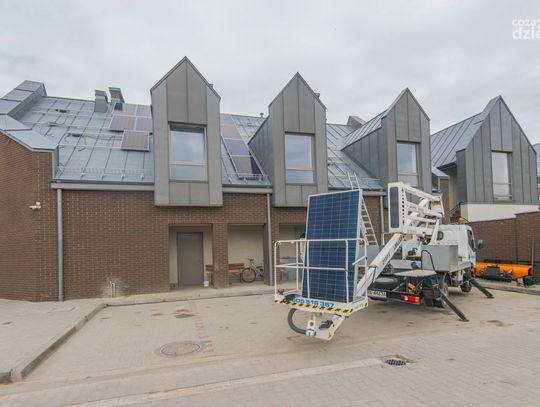 Montaż paneli słonecznych na budynku kancelarii cmentarza przy Limanowskiego (zdjęcia)