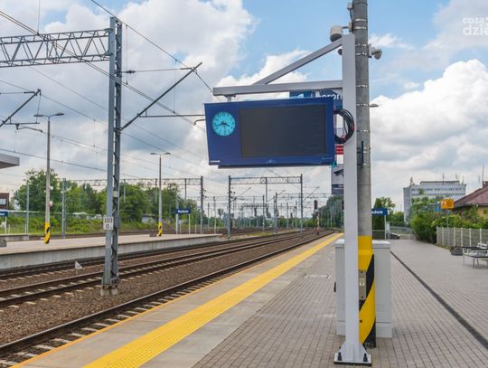 Montaż systemu dynamicznej informacji pasażerskiej na dworcu PKP (zdjęcia)