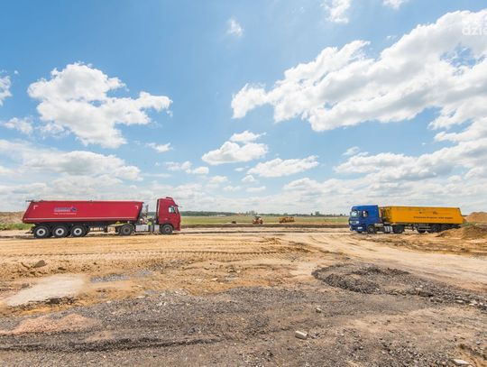 Konferencja prasowa na pasie startowym lotniska (zdjęcia)