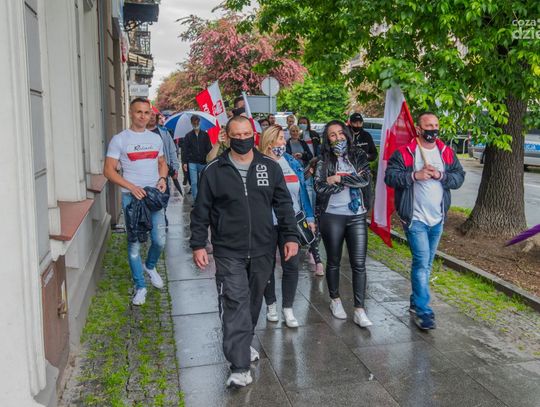 "Spacer ludzi wolnych ulicami Radomia" grupy Radomski Zryw (zdjęcia)
