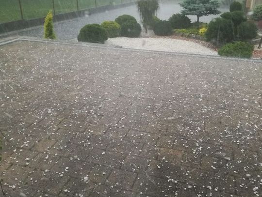 Gradobicie nad Radomiem. W poniedziałek też zapowiadane burze 