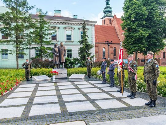 71. rocznica urodzin Lecha Kaczyńskiego - złożenie kwiatów i koncert Roberta Grudnia (zdjęcia)