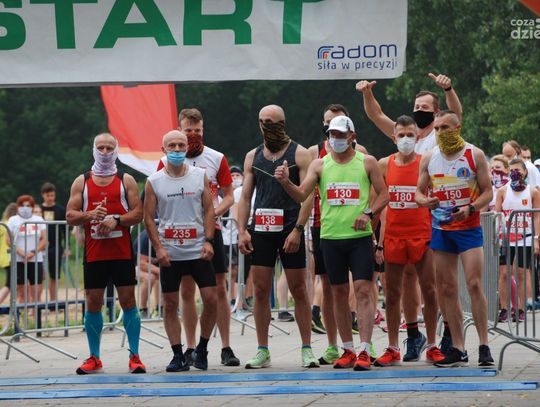 Hybrydowy Półmaraton Radomskiego Czerwca' 76 - start (zdjęcia)