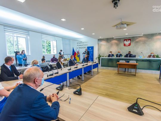 Podpisanie umów w ramach realizacji Funduszu Dróg Samorządowych (zdjęcia)