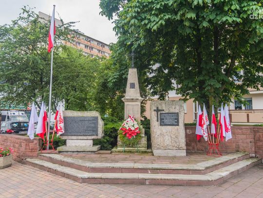 Radomska Lewica złożyła kwiaty pod pomnikiem Czerwca '76 (zdjęcia) Radomska Lewica złożyła kwiaty pod pomnikiem Czerwca '76 (zdjęcia)