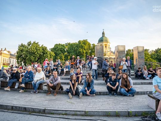 „Sceny miłosne” na Ulicy Teatralnej (zdjęcia)