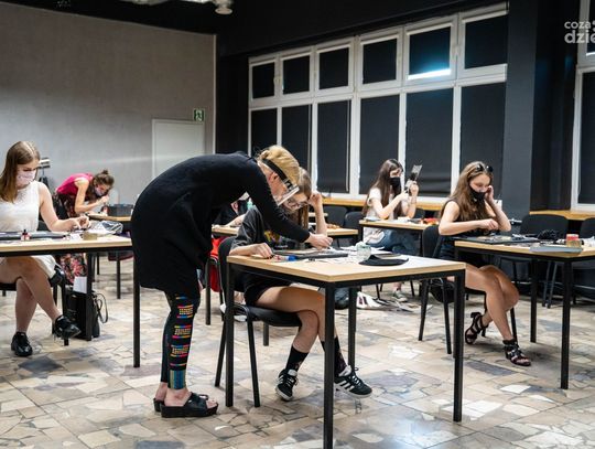 Białe na czarnym - warsztaty plastyczne z Edytą Jaworską (zdjęcia)