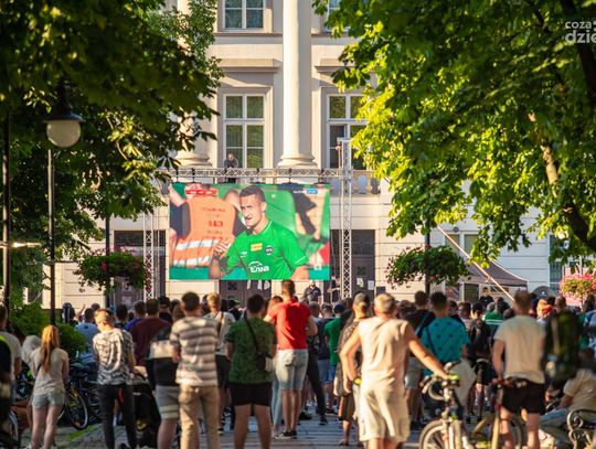 Wspólne oglądanie finału baraży na placu Corazziego (zdjęcia)