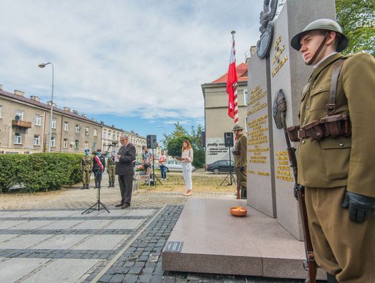 Uroczystość pod pomnikiem Żołnierzy 72 p.p. (zdjęcia)