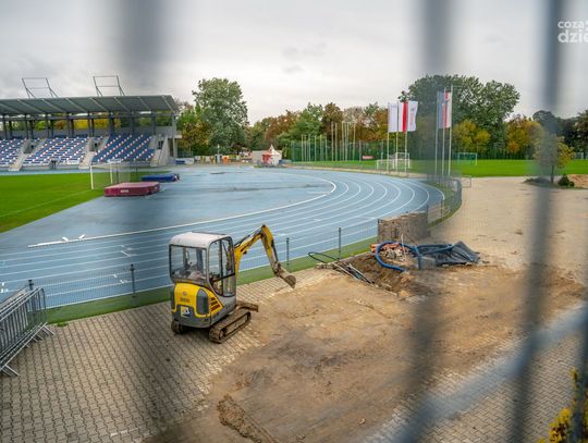 Trwa montaż oświetlenia na stadionie przy Narutowicza (zdjęcia)
